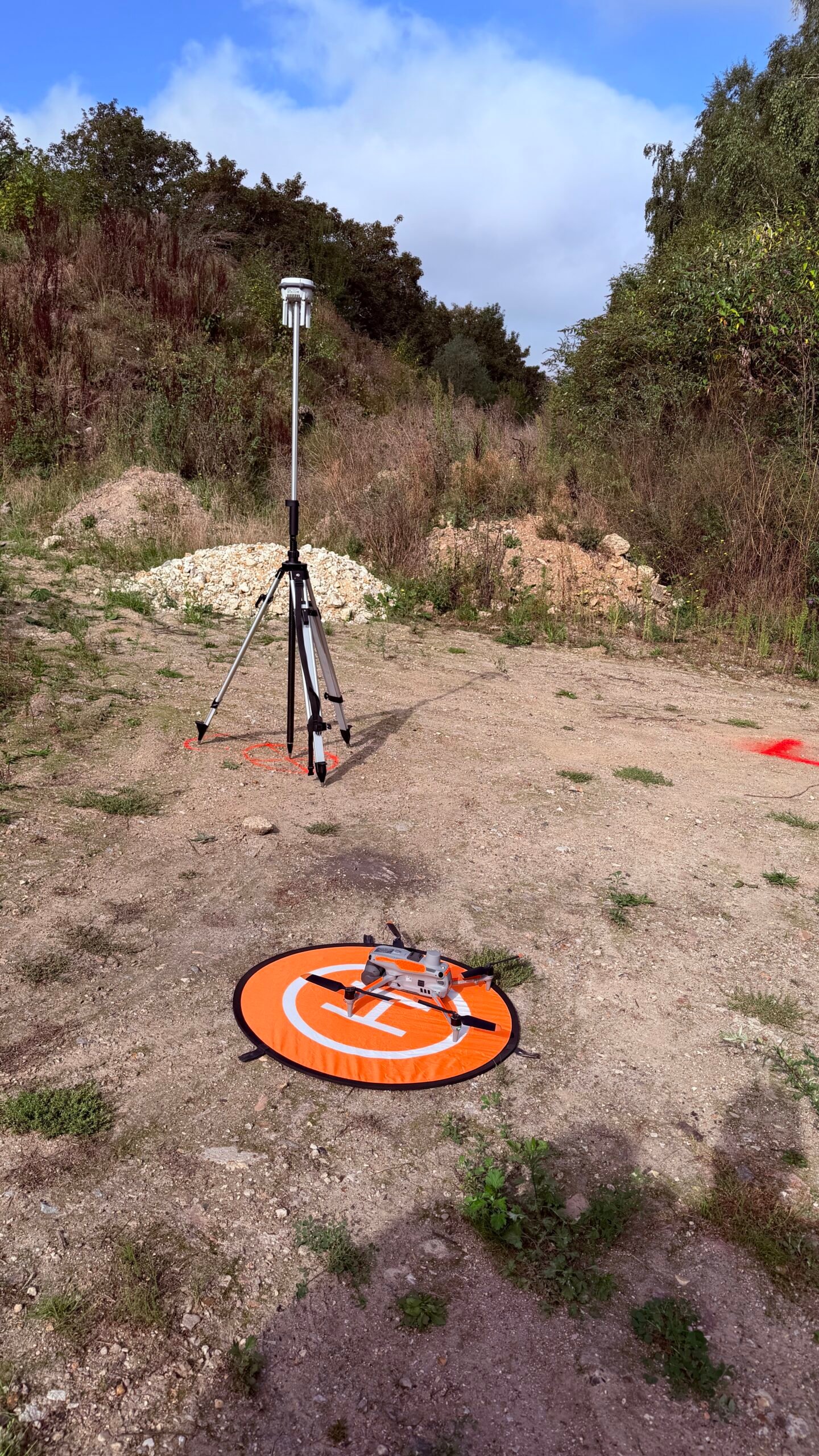 Drone DJI Matrice 4E sur piste de décollage avec station GNSS DJI D-RTK 3 sur trépied lors d'une préparation de mission Solution’Air