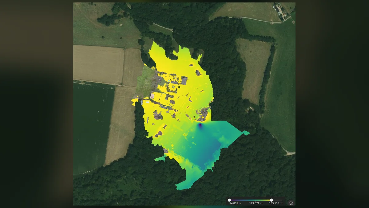 Carte altimétrique produite à partir d'un relevé par drone : représentation des variations d'altitude pour étudier les pentes du terrain.