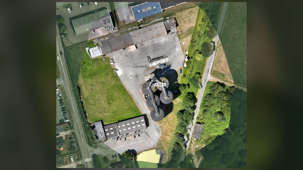 Orthophoto aérienne d’un site industriel avec mesure d'une structure affichée dans un logiciel de traitement