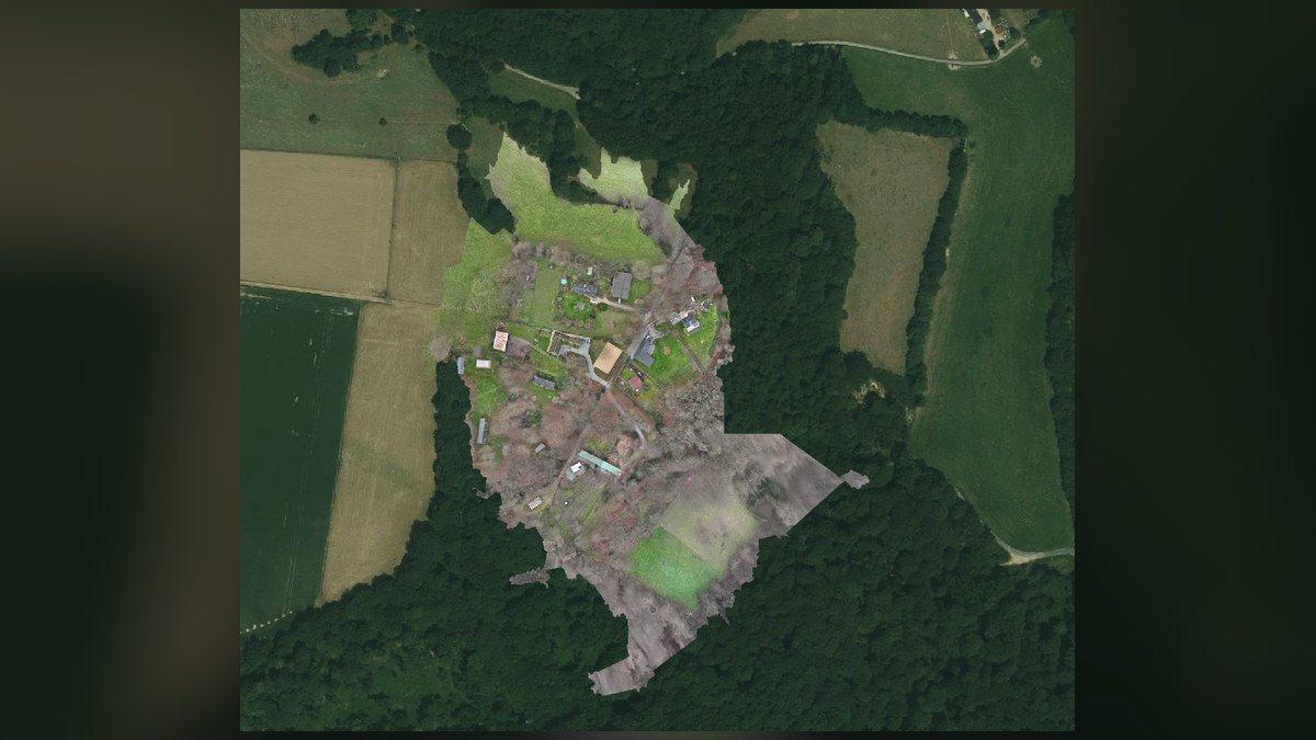 Orthophoto par drone d'un site rural et de ses terrains, montrant la zone relevée dans son environnement