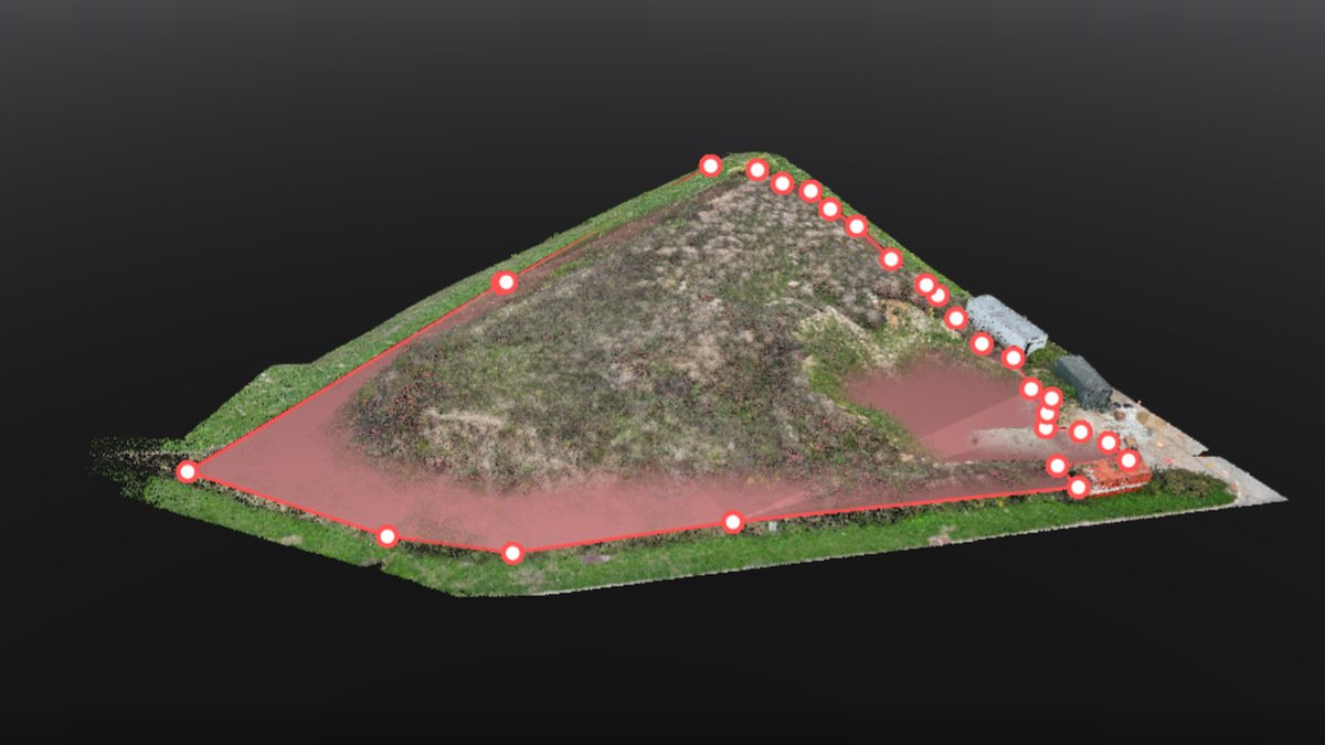 Cubature par drone : modèle 3D d’un tas de terre avec périmètre de mesure rouge